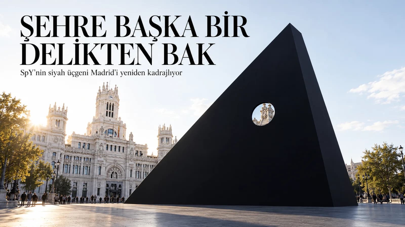 Madrid Cibeles Meydanı’nda küçük bir bakış deliği bulunan dev mat siyah üçgen yapı