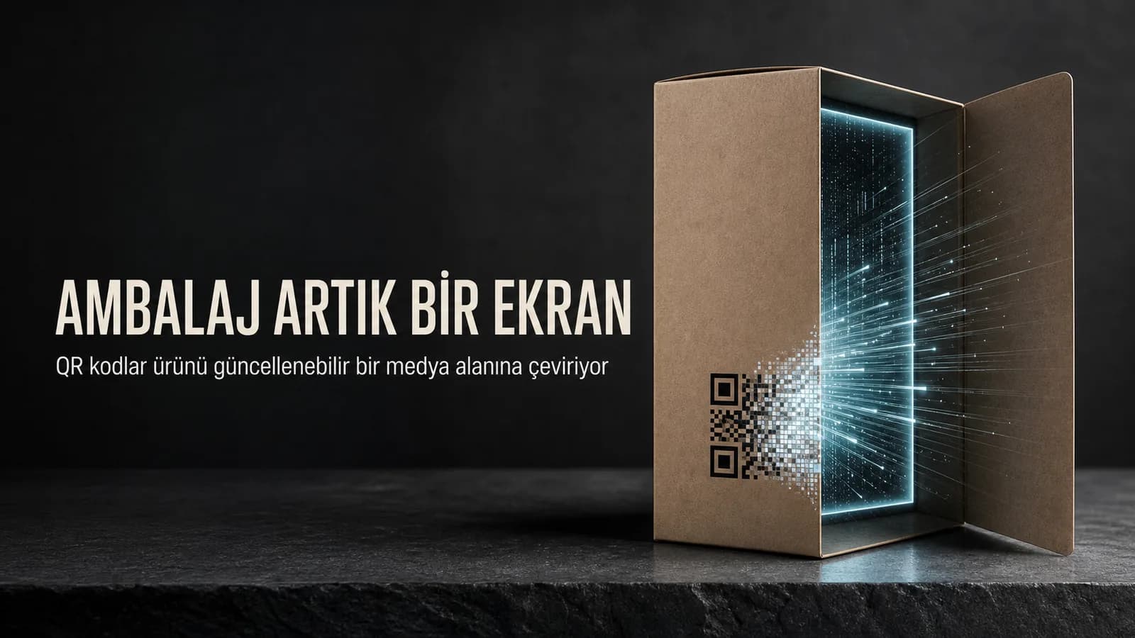 Açılan karton paketin içinden dijital veri ışığı yayılırken QR deseninin ekrana dönüştüğü karanlık stüdyo sahnesi