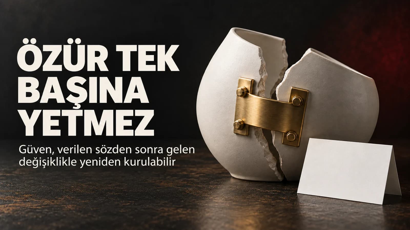 Kırılmış iki seramik parçayı sağlam biçimde birleştiren metal bağlantının yanında duran boş özür kartı