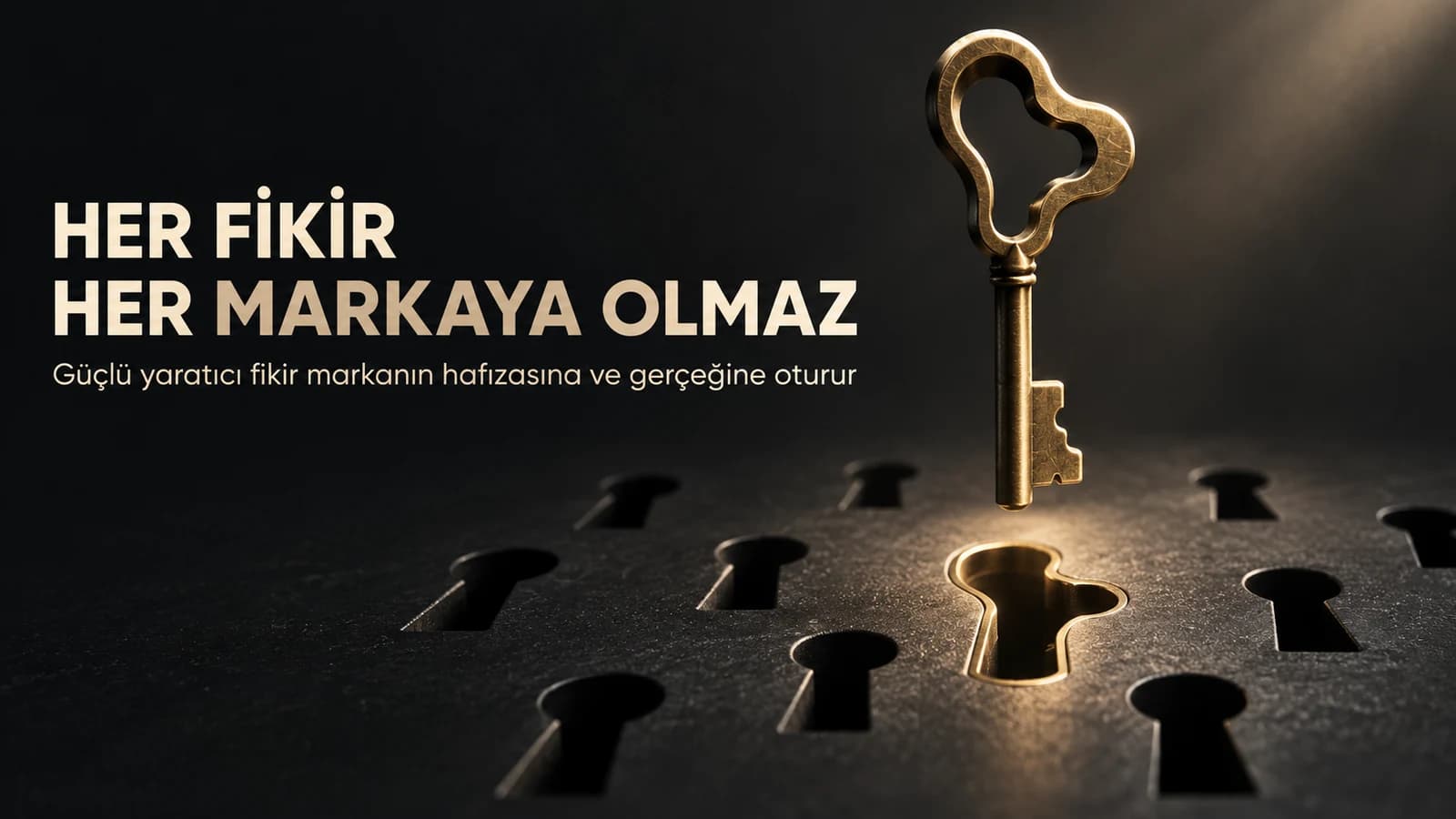 Birbirine benzeyen anahtar delikleri arasında yalnız tek bir özel kilide tam uyan pirinç anahtar