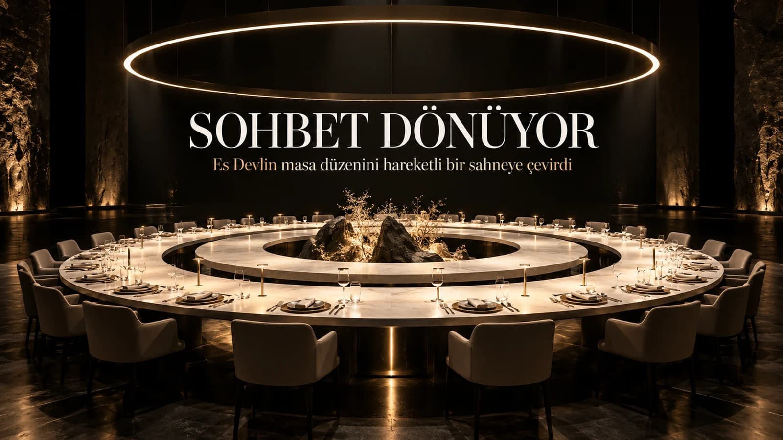 Işıklı bir halkanın altındaki iki parçalı dairesel sofrayı gösteren Sohbet Dönüyor başlıklı kapak