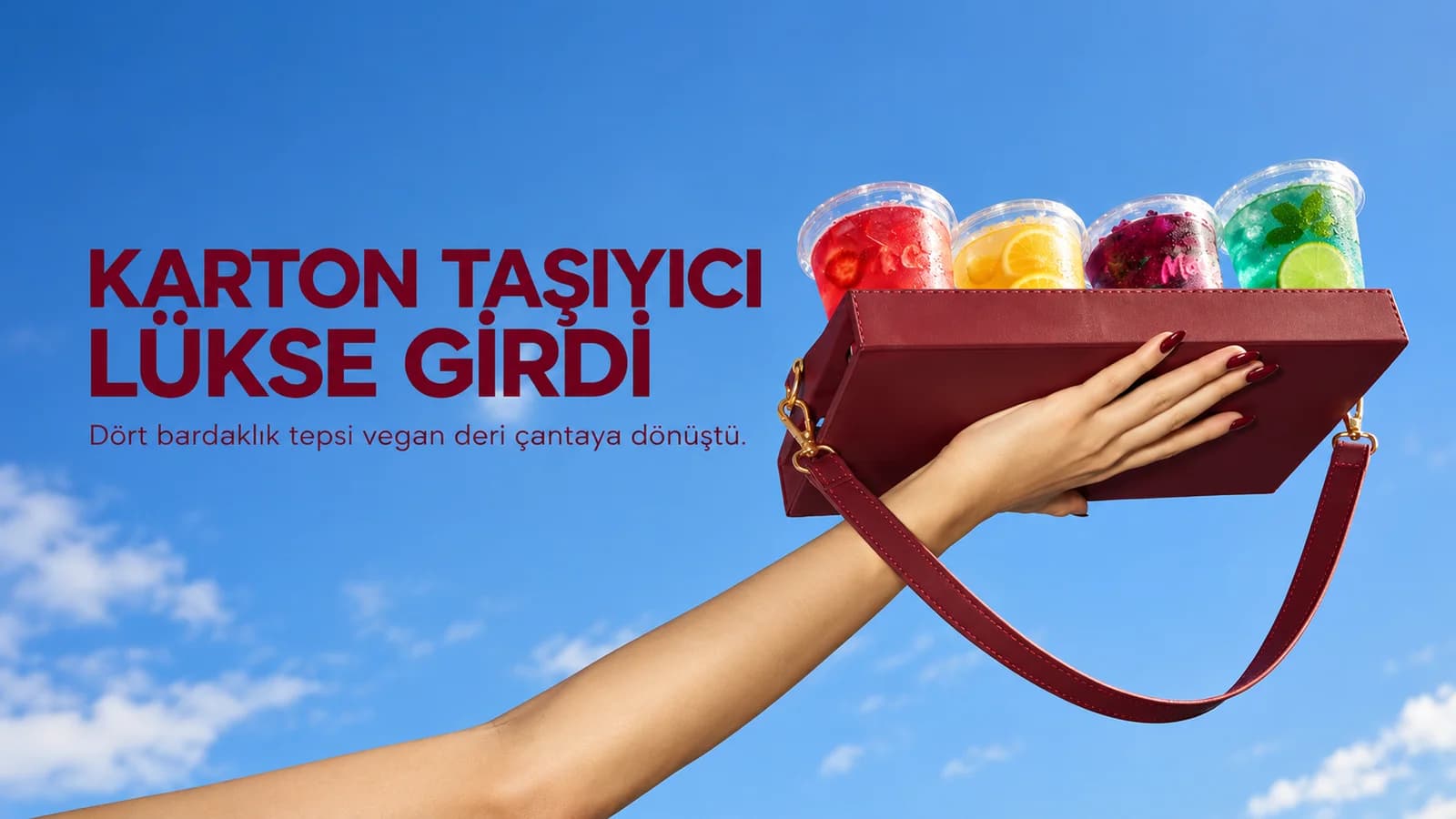 Mavi gökyüzü önünde dört bardak taşıyan bordo vegan deri McCafé çantası