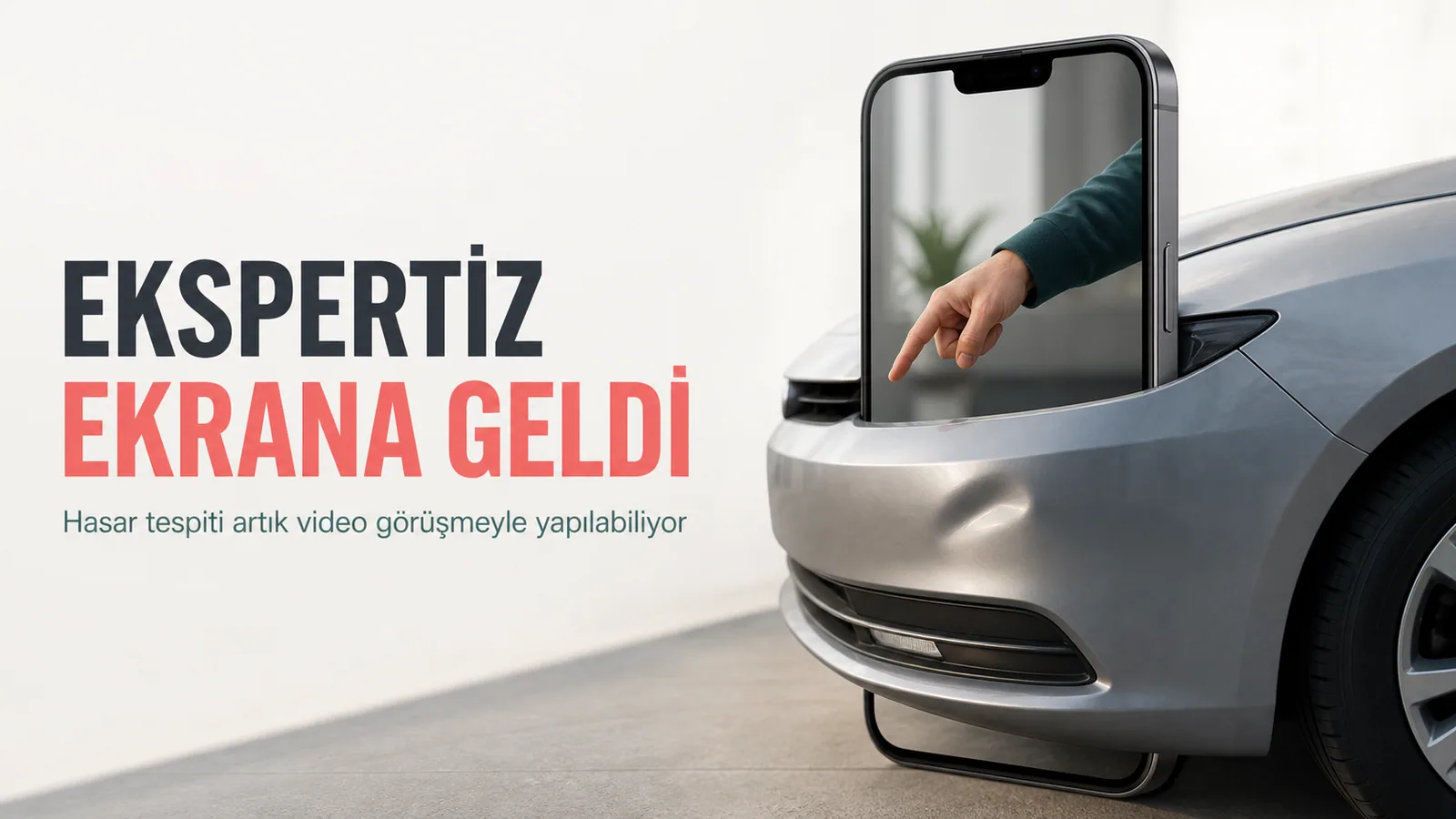 Hasarlı otomobil tamponunu telefon ekranı üzerinden inceleyen uzaktan eksper eli