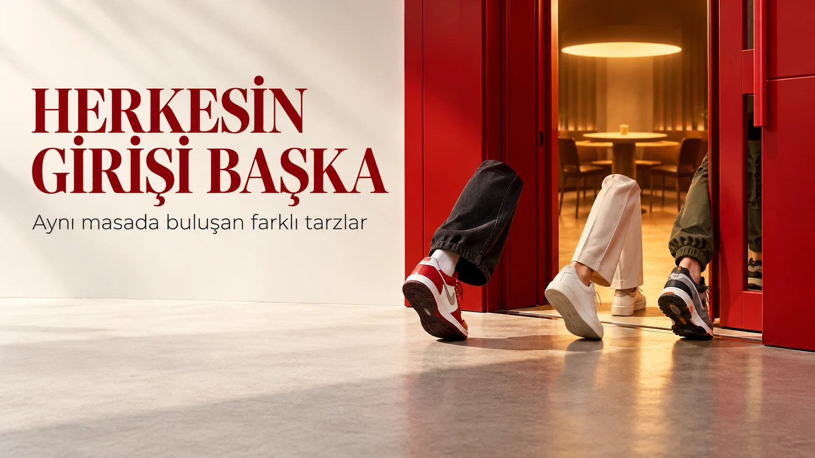 Farklı ayakkabılarla restorana kendi tarzında giren üç kişiyi gösteren KFC kampanyası editoryal kapağı